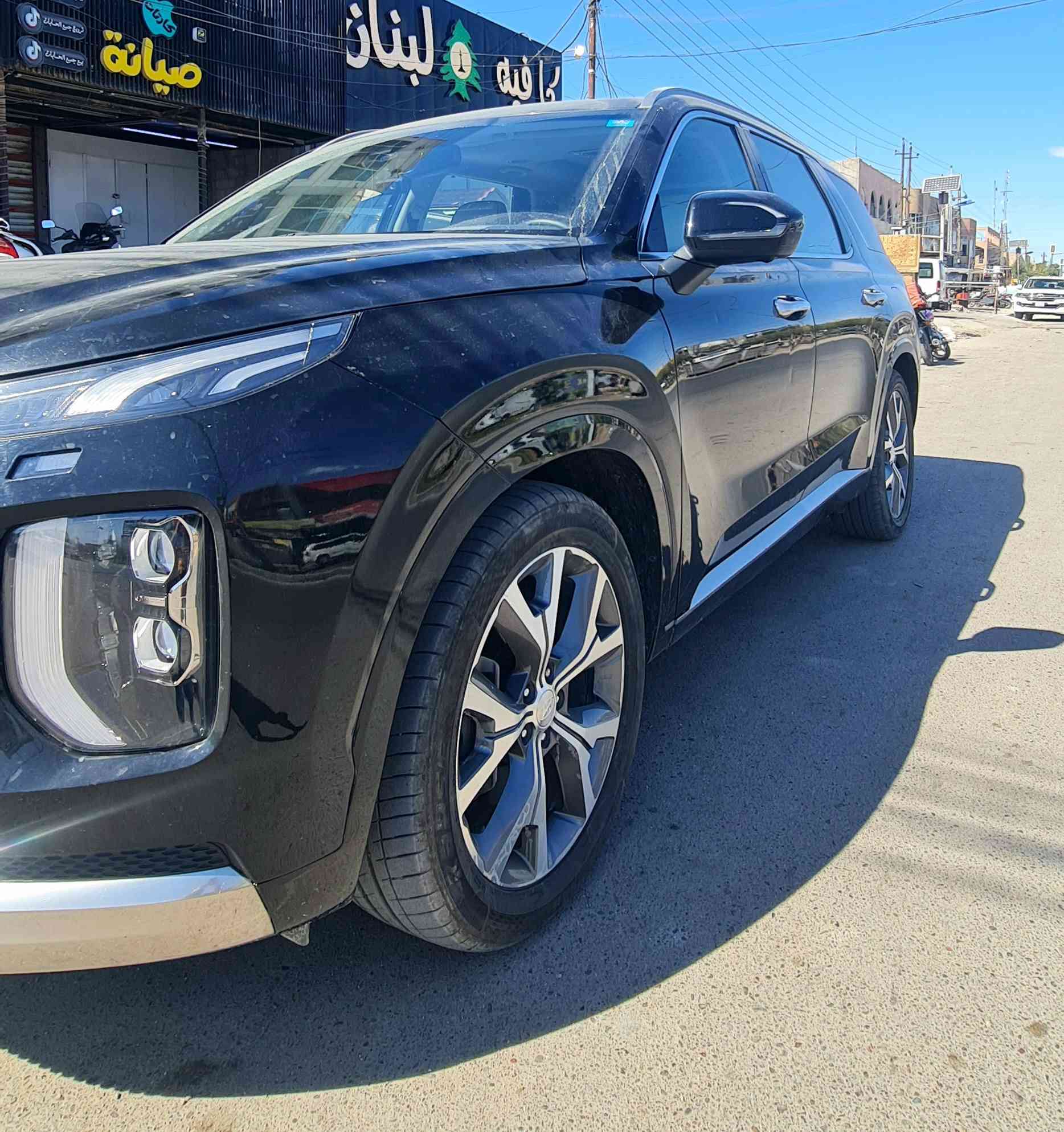 فول مواصفات اعلى فئه لمتدد موديل 2022✅🫰🏻
• رقم بغداد بسمي✅

• شاشة عرض(داتا شو)✅

• المحرك   v6    3.8 <كير ومحرك مكفول✅

• بصمة تشغيل + بصمة ابواب +تشغيل عن بعد✅

-فتحة سقف عدد ٢✅

-سماعات من شركة هارمن كاردن✅

-رادار امامي  + خلفي+رادار جانبي✅

-حساسات امامي + خلفي✅

• كامرات عدد 4  360 درجة✅

• كشنات كهربائي تدفئة وتبريد خزن ميموري✅

• كشنات جلد ابيض ملكي+٧ راكب قلاب كهرابائي✅

• انارة داخليه (محيطيه) ✅

• بردات جانبية✅

• تبريد مركزي امامي + خلفي منفصل التحكم✅

-تحكم ستيرن + شفتات✅

• تدفئة ستيرن✅

• مرايا هيتر + تعتيم✅

• صندوق كهربائي شفط✅

• وضعيات قيادة  (5)✅

• ويل كب حجم  ٢٠✅

• اوتو هولد + نقطة عمياء✅

• سايد بريك بصمة + مثبت سرعة✅

• شحن لاسلكي✅

• إشارات بالمرايا  + إشارات جانبيه✅

• اوتو بريك✅

• تحديد مسار✅

-شاشة ديجتال كبيرة✅

-تشغيل عن بعد .✅

• نظام مانع انزلاق✅

• نظام نزول منحدرات✅

كشنات Vip منفصل✅

والكثير من المواصفات لم تذكر بعد .✅

صور الحادث موضحه بل نشر ✅

مكاني بغداد 
***********
