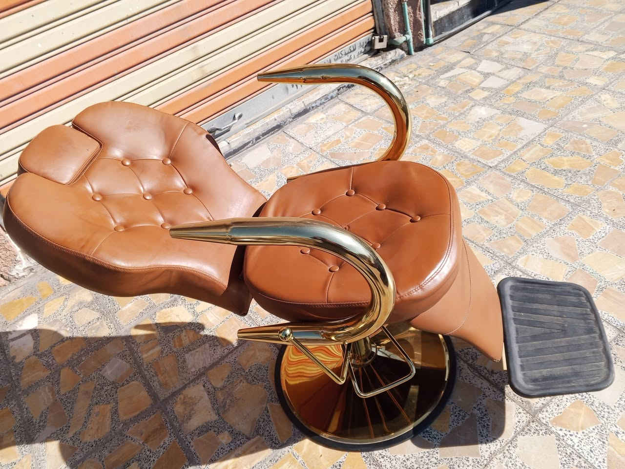 كرسي حلاقة استعمال قليل ذهبي عنوان بغداد مدينة الصدر ق24 قرب مجمع الصادق اتصال ***********
