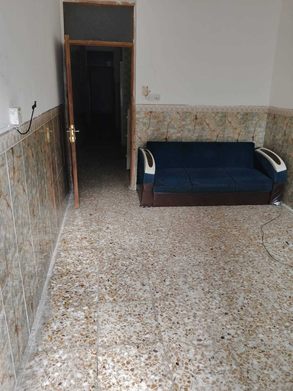 مشتمل للايجار 75متر
الشعب حي التجار 
يحتوي على 
استقبال ،مطبخ،خدمات في كللا الطابقين ،كراج،3غرف نوم 
بدل الايجار الشهري 550قفل 
للمعلومات أكثر مراجعه مكتب الأخوين للعقار 
***********
