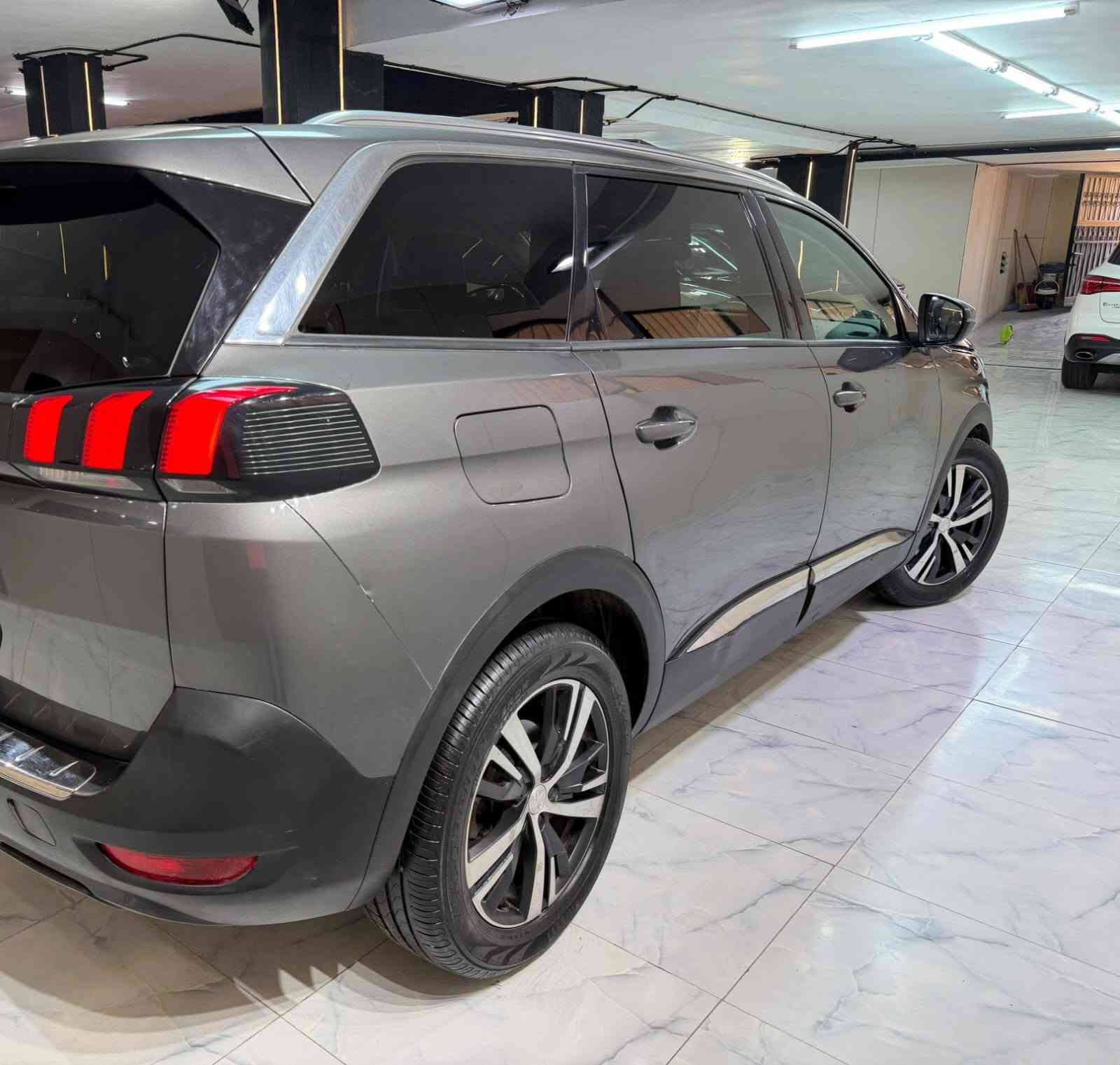 🚘 Peugeot 5008 2020 – Allure Plus (7 Seats)
✨ الفخامة الفرنسية في أبهى صورها!
سيارة عائلية 7 راكب بتصميم يخطف الأنظار، تجهيزات أوروبية كاملة، وثبات وأداء يخلوك تستمتع بكل مشوار.

💥 قسط بمقدم 375,000 جنيه فقط (30%)
📉 فائدة سنوية 14%
❌ بدون مصاريف إدارية
❌ بدون تأمين إجباري
🚗 استلام فوري من المعرض

🔹 الموديل: 2020
🔹 الفئة: Allure Plus – 7 راكب
🔹 العداد: 140,000 كم
🔹 الصيانات: منتظمة
🔹 الرخصة: حتى آخر السنة – مرور القاهرة
🔹 الحالة: فبريكا بالكامل ما عدا باب ورفرف للنظافة فقط (مكان خربوش)

✨ الكماليات:
✅ فتحة سقف بانوراما
✅ عدادات ديجيتال i-Cockpit
✅ شاشة تاتش كبيرة
✅ Apple CarPlay & Android Auto
✅ فرش جلد مع قماش فاخر
✅ كراسي كهرباء بميموري (Memory Seats)
✅ كاميرا خلفية
✅ حساسات ركن أمامية وخلفية
✅ مثبت ومحدد سرعة
✅ تشغيل ودخول بدون مفتاح
✅ جنوط رياضية 18 بوصة

المعاينة : (( التجمع الاول ))

رابط الواتس : -- 

https://wa.me/201272969344?text=مساء%20الخير القاهرة, مصر


**إذا كنت صاحب هذا الإعلان وتريد حذفه لأي سبب، رجاءا أرسل رسالة إلى الدعم الفني**