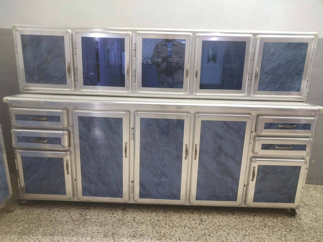 كاونتر مترين ونص
وسنكي مترين نظيفه حيل من نوعيه ثقيله
السعر 350 بي مجال


**إذا كنت صاحب هذا الإعلان وتريد حذفه لأي سبب، رجاءا أرسل رسالة إلى الدعم الفني**