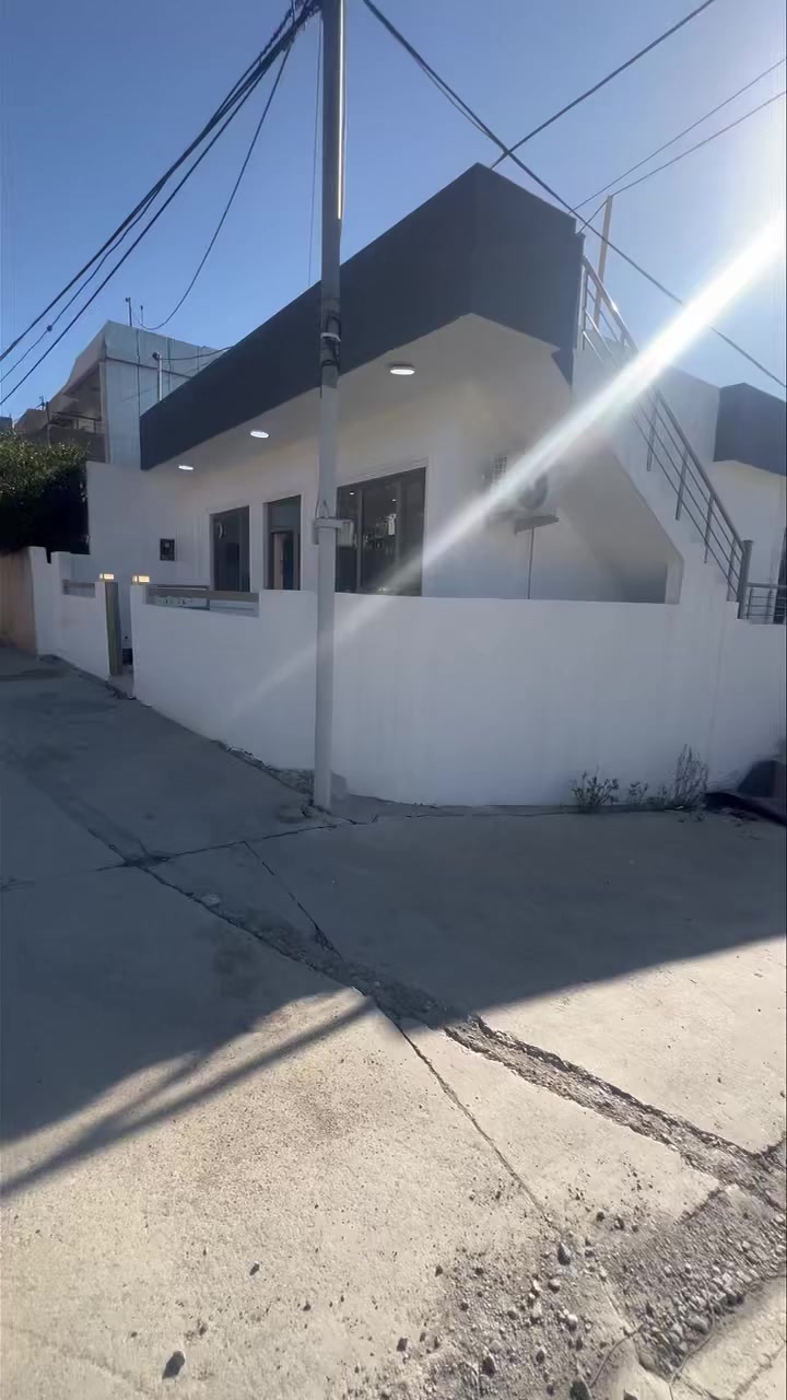 كؤ د931
خانو بؤفرؤشتن له گه ره كي سه ر چنار

نيزيك مه كته بي بؤتان
نيزيك. جاده ره ييسيه كه

100مه تر. 
روكن به رده م باخچه 
 پيكهاتوه 
 ميوان متبق. دوو نوستن مشته مه لات
بؤزانيني نرخ كؤمينت بكه
***********
#کرێ #کرێ #بیت_للبیع #خانوبەرە #خانوبەرە
