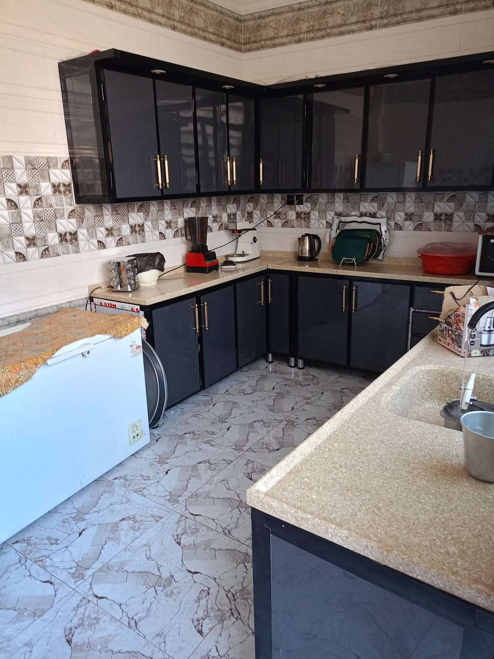 سلام عليكم من رخيصة الادمنية المحترمين بيت للبيع بناء سنة 25 طابو ملك صرف مساحة العقار 109 طابقين   الطابق الأرضية يتكون من استقبال أو غرفة نوم اومطبخ اوصالة  والطابق الثاني نفس الارضي للتواصل اتصل على الرقم الهاتف ***********
