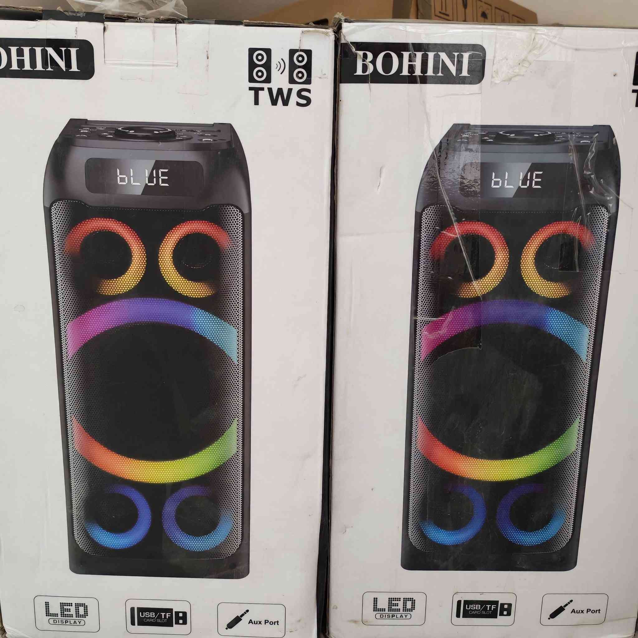 متوفر سبيكر قطعتين ماركة 
هذا هو مكبر صوت بلوتوث من نوع Bohini، طراز T77، يتميز بإضاءة LED ومنافذ متعددة.الطاقة: تصل قوته إلى 160 واط كحد أقصى (Peak Power).المكونات: يحتوي على مضخم صوت (Woofer) بحجم 5.25 بوصة ومكبرات صوت ترددات عالية (Tweeters) مزدوجة بحجم 2 بوصة.المميزات: يدعم تقنية TWS لربط سماعتين معاً، ويحتوي على فتحات USB و TF للبطاقات


**إذا كنت صاحب هذا الإعلان وتريد حذفه لأي سبب، رجاءا أرسل رسالة إلى الدعم الفني**