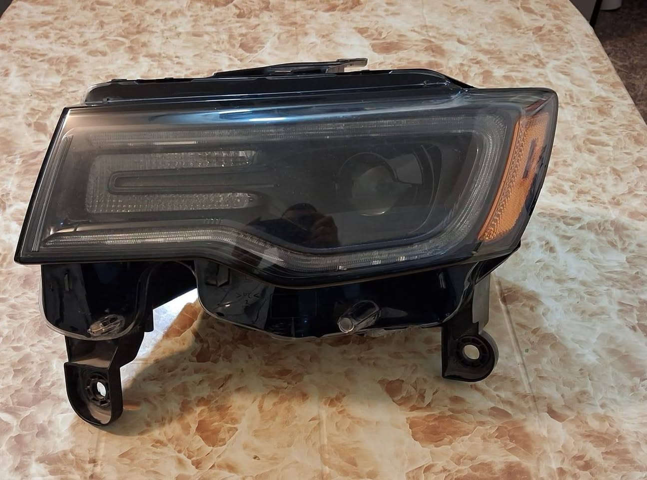 لايتات جيب 2021 نظيفات كلش بس الد الايمن النهاري متوقف للبيع ب 600 الف الاتصال مكان بغداد الجديدة ***********
