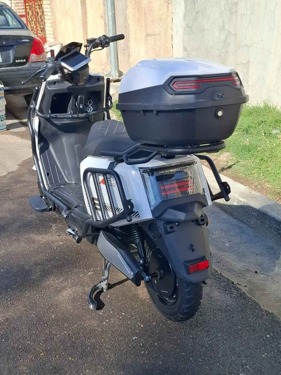 السلام عليكم
دراجه شحن نوع سكنس ASK للبيع
دراجه نظيفه اقل من الشهرين صارلها
الملف 2000 واط حقيقي السرعه 65 حقيقي ! 6 بطاريات مسطره نوع البطاريات ولي
لايت عالي ناصي رماش ؛بريكات امامي وخلفي هايدروليك دسك بريك اشاره يمنه اشاره يسره .بيها مساحه تخزين كبيرة شاحنة اصليه 32 واط
الاستفسار على هذا الرقم *********** العنوان بغداد حي الجهاد
