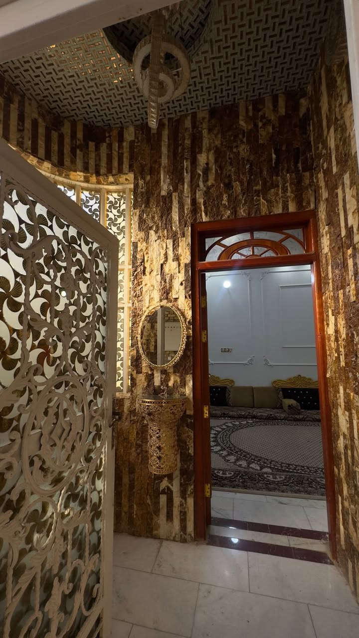 دار للبيع في حي اور الثانية
المساحة 200م ثاني قطعة عن الشارع قرب مدرسة الجماهير 
طابقين دبل فاليوم 
بناء حديث كونكريت مسلح 
-4 غرف نوم مع (غرفة نظام سويت )ملحق طابق ثالث غرفتين 
-واتساب ***********
