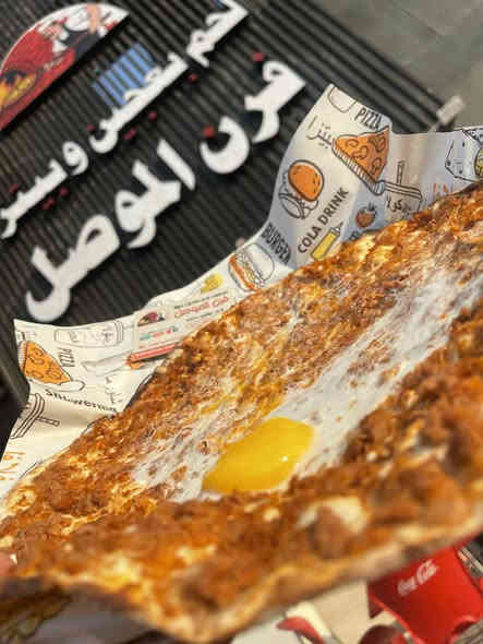 انصحكم بي الطعم رهيب ومميز كلش 
النظافه والترتيب فوول 
كادر مصلاوي متميز 
واللحم عراقي ١٠٠٪؜ 
مكانه حي القاهره قرب الامزون للتوصيل 
وخدمه توصيل مجاني داخل المنطقه 
***********
