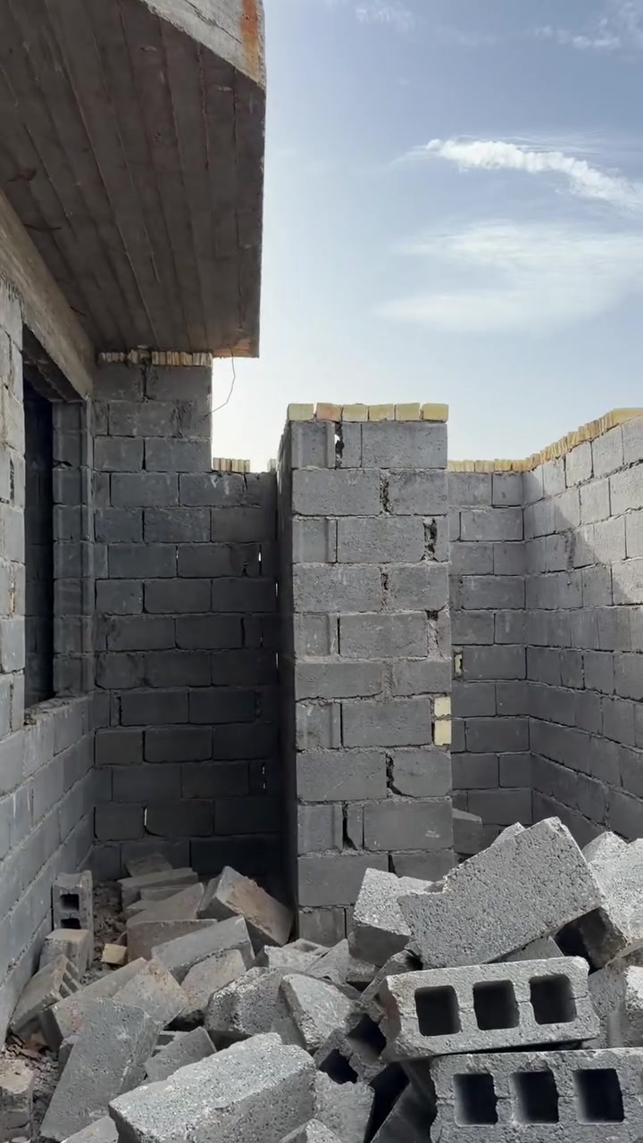 يالله السلام عليكم بيت مساحه 100 متر واجه 8ونص ونزال 12 ونص الموقع طريق الكماليه يبعد عن طريق بغداد كربلاء نصف كيلو السعر 25 أقرار محكمه سند 25 وبيه مجال للاستفسار الاتصال  ***********
