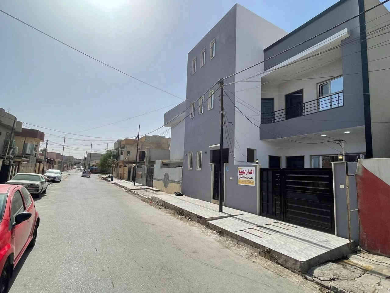 ⚜️مكتب البلديات للعقار⚜️
للبيع دار استثماري سكني سند طابو في حي التحرير 
مقابل جامع آل البيت ، سنة البناء ٢٠٢٣ على شارع ١٢ متر
يبعد عن الشارع العام السايدين ١٠٠ متر
المساحة ١٥٠م الواجهة ١٠م ( سند مستقل ) بأسم الشرعي
يتكون من دار طابق أرض + شقتين بالطابق الثاني
مأجر بالكامل ، وارد مليون دينار شهرياً
السعر ١٨٥ مليون
للإستفسار الإتصال☎️ *********** ☎️ ***********
عنوان المكتب / الموصل حي المشراق فرع مطعم طماطة2
