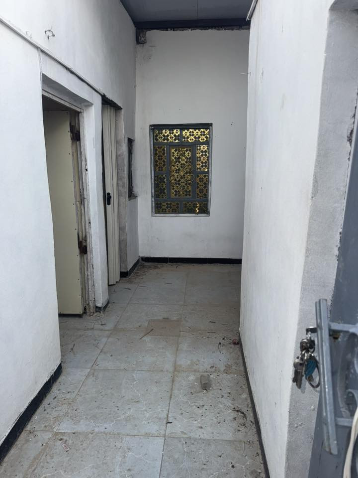 للبيع 60 متر سند 25 علوه الفحل شارع فائق المضمد
غرفة واستقبال ومطبخ 
ابيعه هوه ومحتوياته الكاونتر وكلشي 
ب22 وبي مجال
***********
