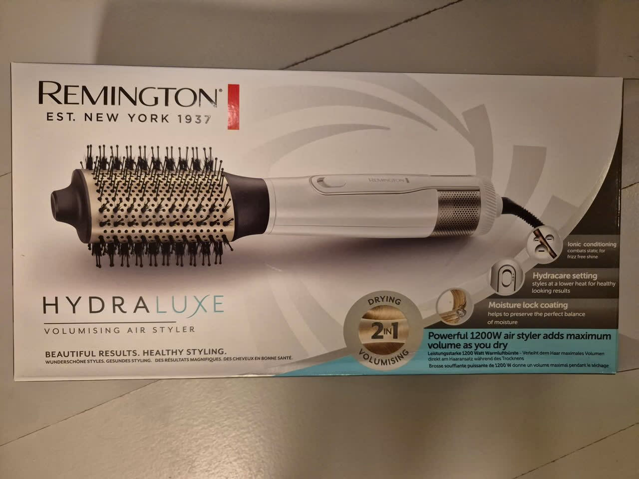 مصفف ومجفف الشعر Remington Hydraluxe Volumising Air Styler المصمم لتجفيف الشعر ومنحه كثافة إضافية في خطوة واحدة.المواصفات والميزات الرئيسيةقوة 1200 واط: يوفر تدفق هواء قوي لتجفيف سريع أثناء التصفيف.تقنية Hydracare: تتيح التصفيف بدرجة حرارة أقل لحماية الشعر من التلف الناتج عن الحرارة العائدة.طلاء Moisture Lock: يساعد الأسطوانة المغطاة بالسيراميك على الحفاظ على توازن الرطوبة المثالي للشعر.وظيفة الأيونات: تطلق أيونات تمنع تطاير الشعر وتمنحه لمعاناً ونعومة.تصميم 2 في 1: يدمج بين تجفيف الشعر وزيادة حجمه وكثافته (Volumising).


**إذا كنت صاحب هذا الإعلان وتريد حذفه لأي سبب، رجاءا أرسل رسالة إلى الدعم الفني**