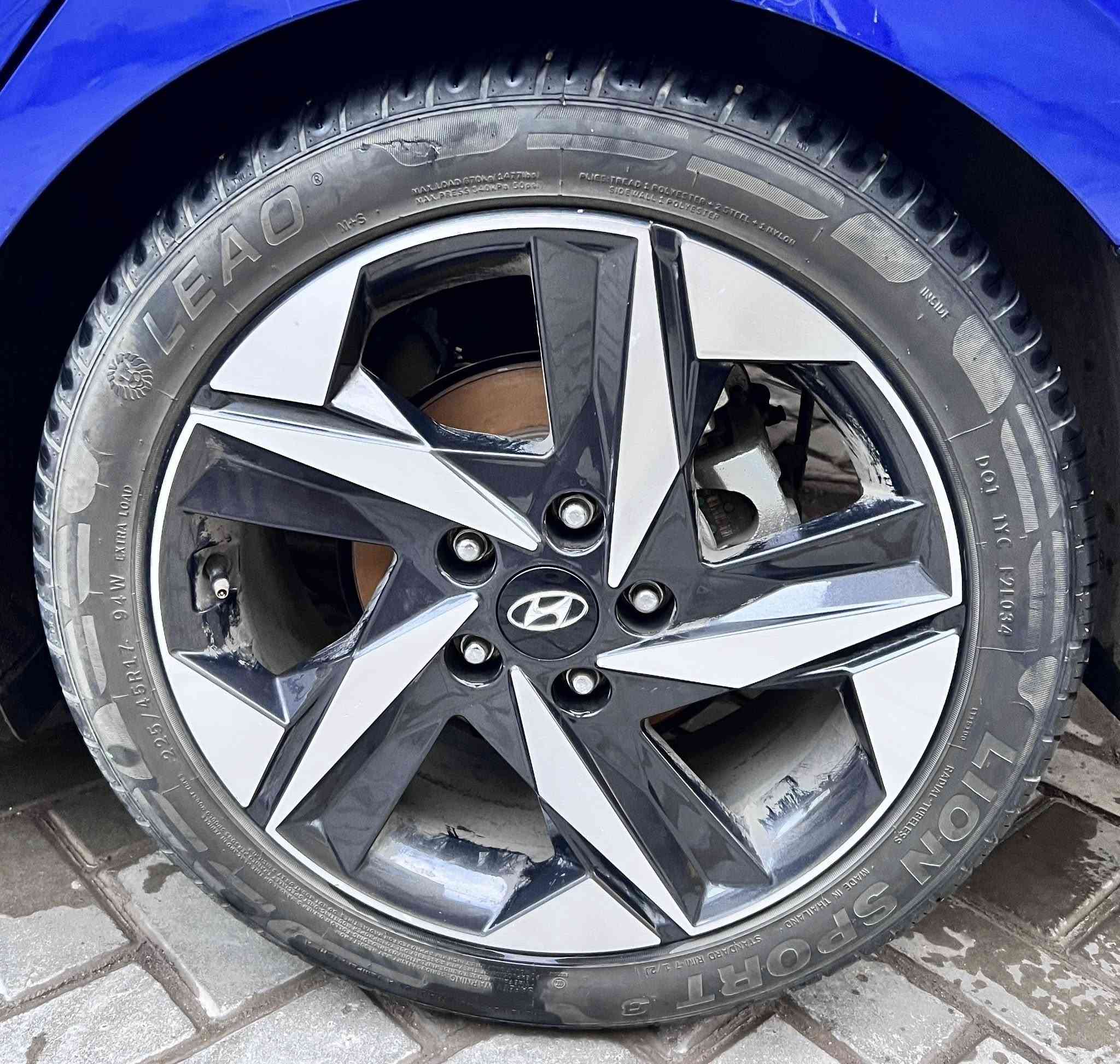 السلام عليكم
ويل النترا مع التايرات تايلندي صارلي 5 اشهر من شادهن موديل 23 حجم 17 اصلي 
للبيع السعر 300 الف قفل
العنوان مدينه الصدر
***********
