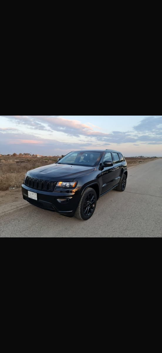 سلام عليكم 
للبيع جيب بلاك توب 18مرمز 21
رقم نكليزي هزه وفحص جديده
بيه مكانات صبغ 
مكينه 3600مكفوله 
كير مكفول 
تبريد ثلج 
تخم تايرات 
باتريات حدد 
بدون اي نواقص جاهزه من كلشي 
شراي يتصل 
***********
