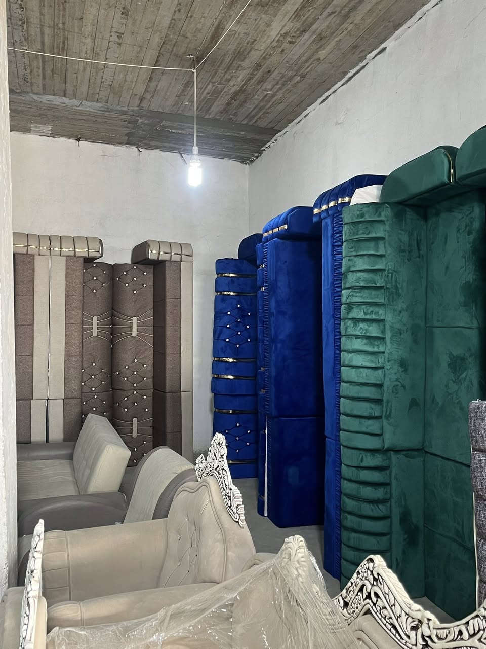 على بركه الله وجبه ديوان جديده حسب الطلب والمساحه جديد مع الضمان الحقيقي في مجمع العبد الله التجاري العنوان طريق كوت بغداد قرب من شركت التاج 
توجد جميع القياسات و الالوان 
للتواصل ***********او واتساب

