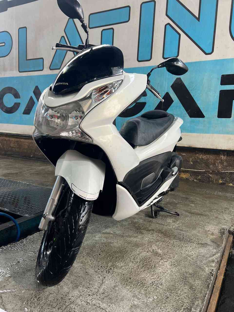 PCXجيل اول ياباني
لون صدفي ابيض مكفولة من التاير للتاير كله بلادي 

شرط كفر ومكينة إذا ملعوب بيهه ترجع الدراجة وين ميعجبك افحص جيب فيتر وياك 

حساس ستان

حساس ازدحام

مواصفات ١٥٠ شوته طويلة

كهربائيات كله شغاله الدراجة ربع مذب عليهه

اوراقهه موجودة نازلة من بيت طارش

السعر مليون و٦٠٠ 

العنوان بغداد ***********
