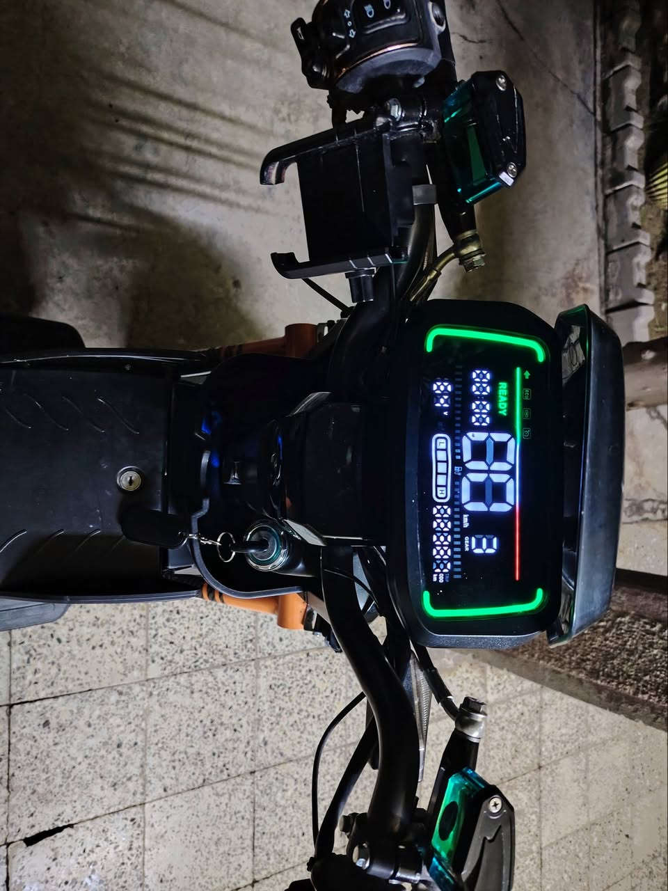 ماطور شحن موديل 2025 اربع سرعات السرعة ١٠٠ خمسة بطارية نظام بك يرجع اخو الصفر شرط الفحص مستعمل شي قليل السعر ٤٥٠ وبيها مجال لشراي مكاني كركوك حي العسكري *********** وتساب ***********
