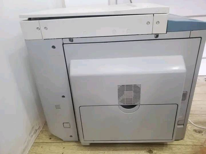 طابعة كانون iR 2016 هي طابعة متعددة الوظائف تدعم الطباعة والنسخ والمسح الضوئي بالأبيض والأسود، وتتميز بسرعة نسخ تصل إلى 16 صفحة في الدقيقة، ودقة طباعة تصل إلى 1200 نقطة في البوصة، وسرعة مسح ضوئي تصل إلى 1200 × 1200 نقطة في البوصة. هذه الطابعة تدعم مقاسات ورق حتى A3، وتتطلب طاقة بجهد 220-240 فولت، مع سعة درج أساسي 250 ورقة. 
مواصفات الطابعة
الوظائف الأساسية: طباعة، نسخ، مسح ضوئي.
سرعة النسخ والطباعة: 16 صفحة في الدقيقة (باللون الأبيض والأسود).
الدقة:
الطباعة: تصل إلى 1200 × 1200 نقطة في البوصة.
المسح الضوئي: تصل إلى 1200 × 1200 نقطة في البوصة.
الأحجام المدعومة: الحد الأقصى للطباعة هو A3 (297 × 420 ملم).
التقريب (التكبير والتصغير): من 50% إلى 200%.
سعة الورق: درج واحد بسعة 250 ورقة.
مصدر الطاقة: 220-240 فولت.
اللون: أبيض وأسود
السعر هديه 900 الف فقط
للتواصل واتساب 0120837213


**إذا كنت صاحب هذا الإعلان وتريد حذفه لأي سبب، رجاءا أرسل رسالة إلى الدعم الفني**