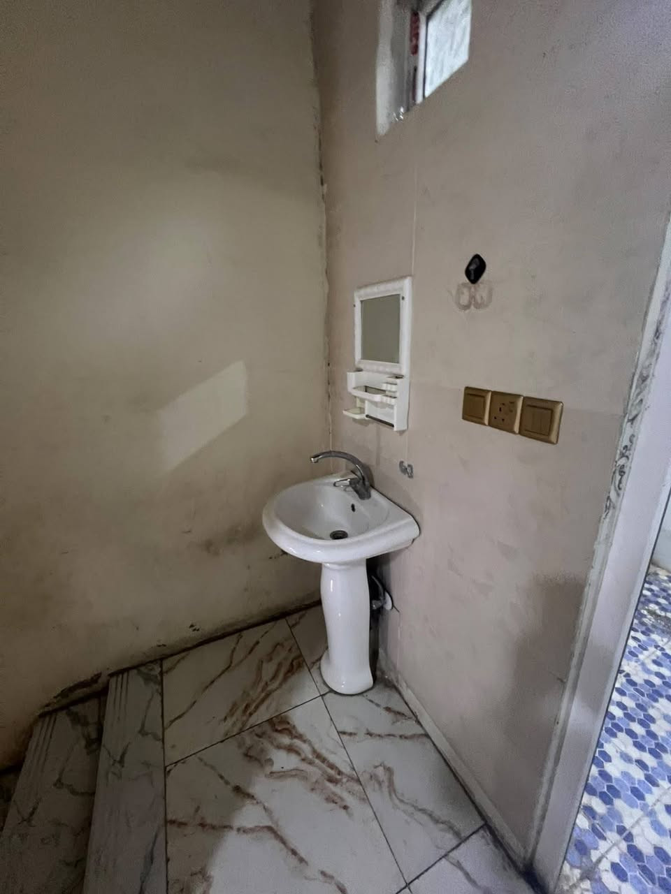 السلام عليكم
عروضات مكتب 🏢 مهند الاعرجي 
شقة للأيجار في حي الاخاء قرب الوطنيه
تحتوي على غرفه وهول ومطبخ وحمام 
للاستفسار الاتصال 
***********
***********
