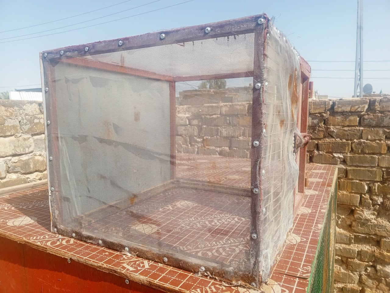 سلام عليكم خانه تفصال حديد مغلفه مانع حشرات يعني لاتخاف على الفراخ عرض 70نزال 60ارتفاع 50سعر 30مكاني كربلاء العطيشي للستفسار ***********
