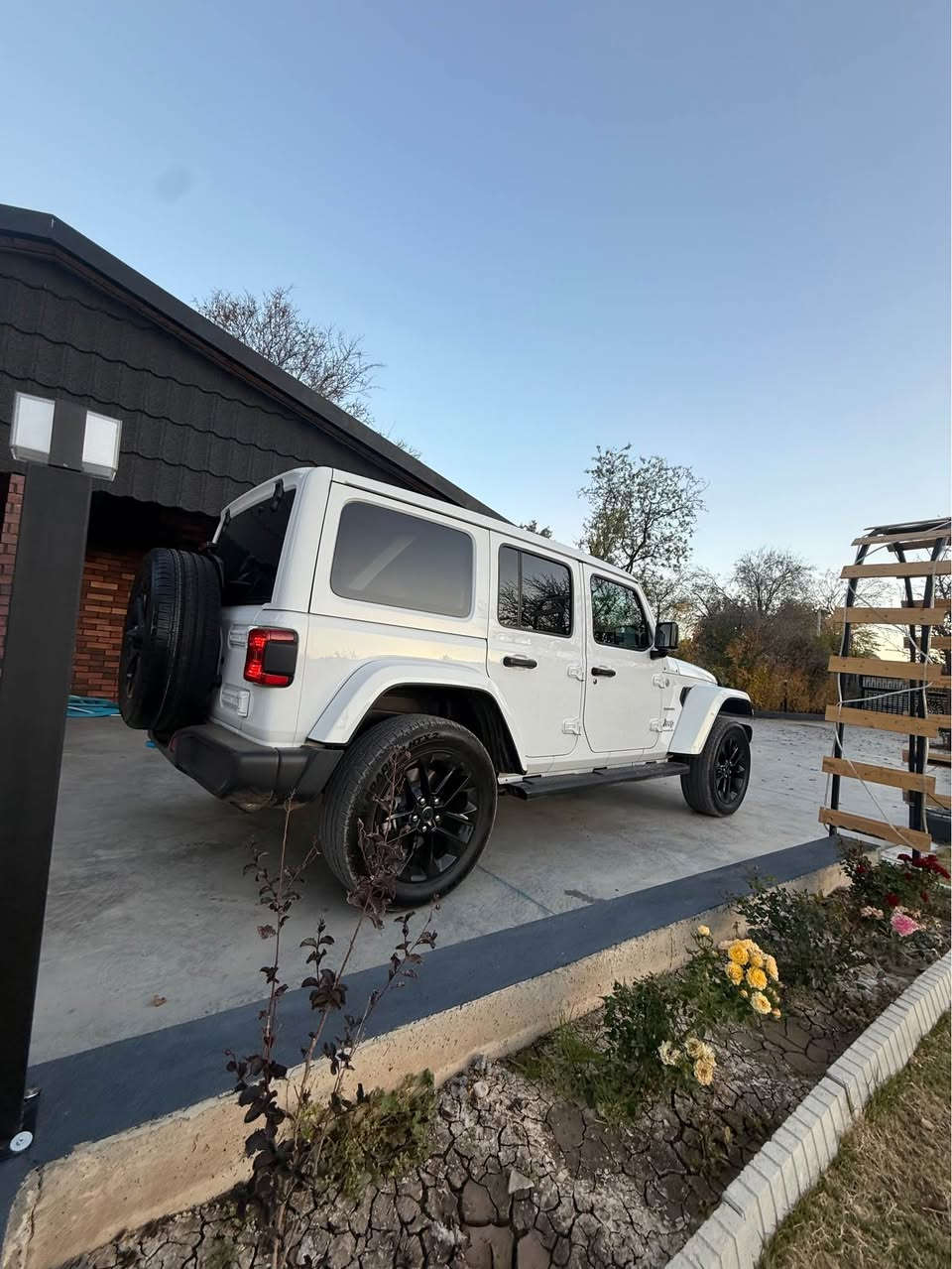 Jeep Wrangler 4Xe 2024 hybrid 

سەیارەکە کامل مواسەفاتە 

حادیسەکەی تەنها دەرگای سایەق گۆراوە بە بیلاد بێ بۆیاخ

بێ ناو گرتن

٣٢ میل رۆیشتوە 

ڕەقەم کراوە رەقەم سلێمانی 

بۆ نرخ پەیوەندی بکەن

*********** السليمانية, العراق
