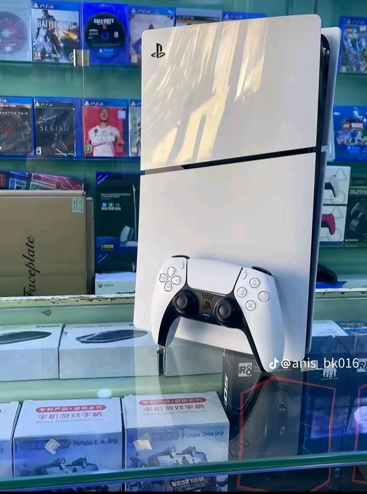 السلام عليكم بلي ستيشن 5سلم  جهاز نضيف و يدات ثنين اصلي قرص بيس2020  للاستفسار الرقم ***********
