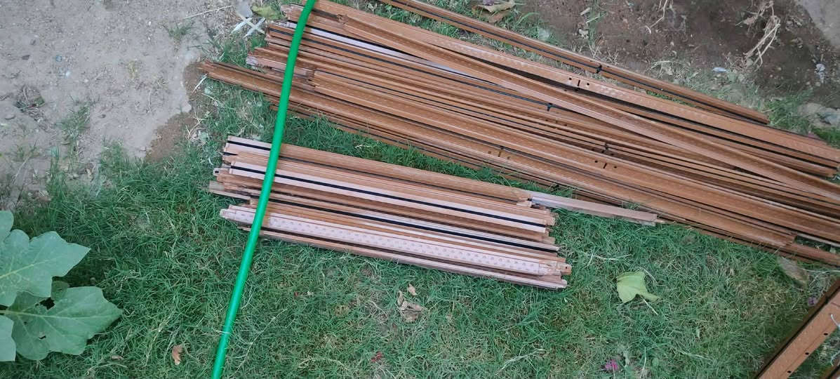 سلام عليكم سقوف ثانويه و جدار ثانوي مستعمل نضيف كلش الجدار ثانوي 45قطعه السقوف الثانويه 40 قطع مع الترائش قيم بما يرضى الله *********** مستعجل عل بيعتهن
