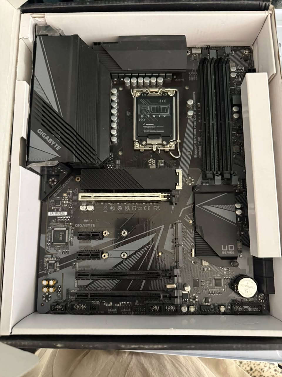 Z690 UD DDR4
GIGABYTE
السعر 220 الف
يوجد توصيل 
***********
