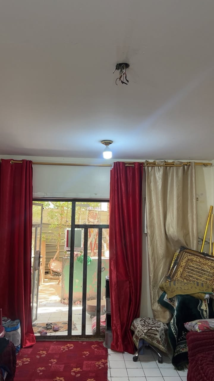 السلام عليكم
 شقه طابق ارضي لبنانيه للبيع عماره 153 مربع الحفاره يوجد مشتمل من ضمن الشقه مشتمل يتكون من مطبخ وغرفه نوم 
تتكون الشقه من 3 غرف نوم واستقبال ومطبخ وصحيات وحديقه الشقه مناسبه لاقامه عائلتين 
للاستفسار *********** 
السعر 30
