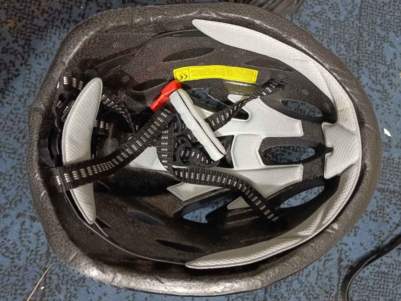 عرض خاص: سيت حماية متكامل مال باله اوربية  لأصحاب الدراجات والمغامرات (3 في 1)
​احصل على حماية كاملة ومظهر مميز مع هذا الطقم العملي، جودة "مال باله" أصلية وبسعر جداً مناسب.
​محتويات الطقم:
✅ خوذة رأس: خفيفة الوزن، متينة، وبها فتحات تهوية لراحة الرأس أثناء القيادة.
✅ نظارة حماية: تصميم رياضي يحمي العين من الرياح والأتربة (UV Protection).
✅ كفوف (قفازات): جلدية قوية تحمي اليدين وتوفر مسكة محكمة.
​المميزات:
⭐ السيت متكامل وجاهز للاستخدام.
⭐ نوعية أصلية تتحمل الاستخدام اليومي.
⭐ السعر يشمل القطع الثلاثة معاً.
​السعر والعرض:
💰 السعر للطقم بالكامل: 20 ألف دينار فقط.
🚚 يوجد خدمة توصيل لكافة ٥ الاف المحافظات.
​للحجز والاستفسار:مراسلتنا خاص بغداد, العراق


**إذا كنت صاحب هذا الإعلان وتريد حذفه لأي سبب، رجاءا أرسل رسالة إلى الدعم الفني**