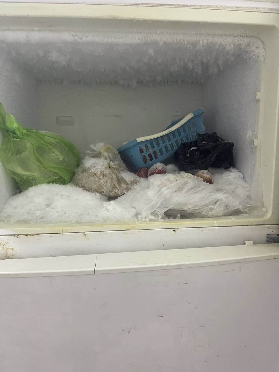 ثلاجه شرط مابيها كل عيب بشرط 
سعر ١١٥ بيها مجال مكاني حريه ***********
