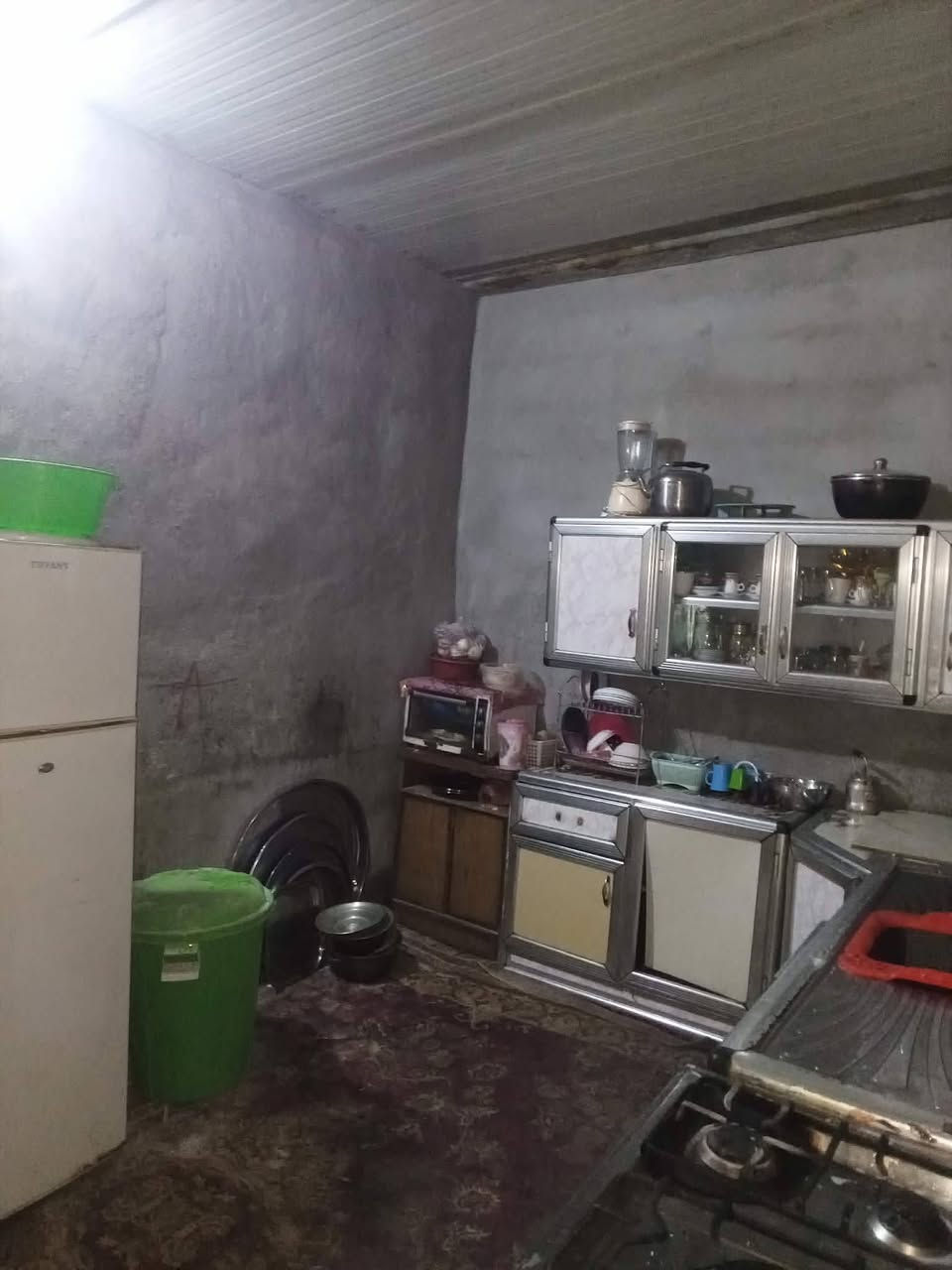 بيت للبيع بحي جواد مساحته ١٥٠ متر سقف سندويج غرفتين ومضيف وهول ومطبخ البيت يرادله ترتيب وشغل سعره ١٠ يرهم اقساط أو نقد 
 مي وكهرباء وتبليط الاستفسار ***********
