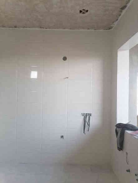 السلام عليكم خلفه سيراميك الجدران و الأرضية حالين متفرغ مكان ديالى بهرز ***********
