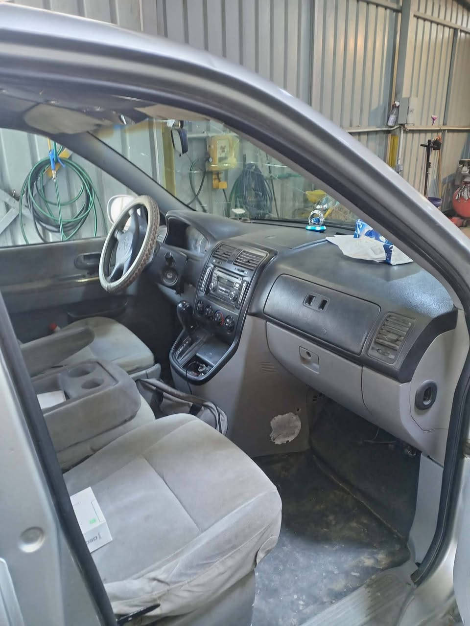 السلام عليكم 
من رخصه مسؤول الكروب المحترم
كيا كرنفال موديل 2004
بغداد مشروع وطني
مكينه كامري ام الجف
حجم مكينه 2200 اقتصادي
اللون سلفر رصاصي
كير اوتو
ويل كب 
سياره كامله 
السعر68$ وبيهه مجال للشراي 
مكان السياره التاجي قرب معمل غاز التاجي
للاتصال ***********
