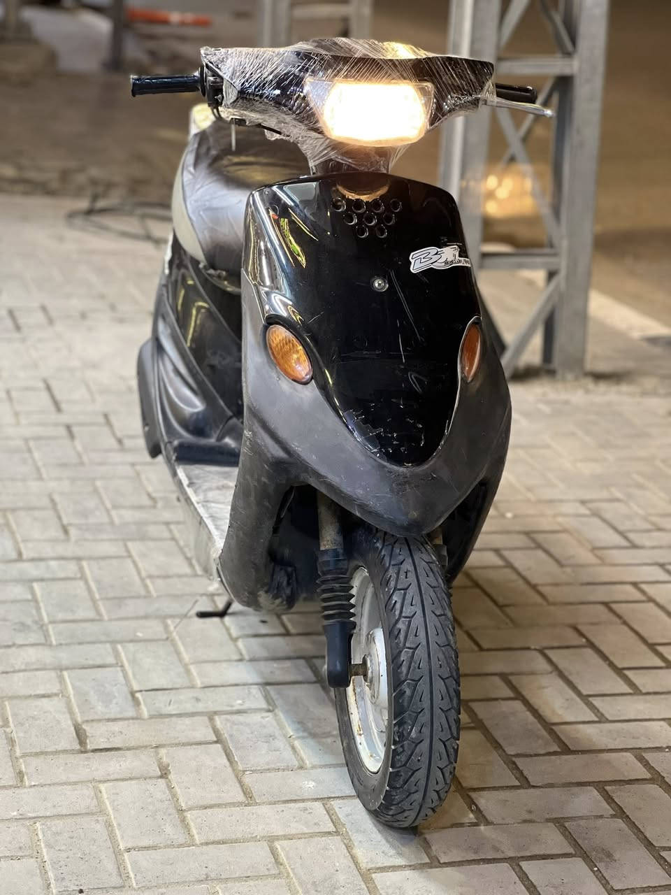 دراجة ياماها تسع زروف
‏
‏الدراجة نضيفة وجديدة بجيس، استخدام كلش قليل، مال وكيل وما صارلهة هواي طالعة.
‏المكينة ما مفتوحة، والكابريتة بلاد، كلشي بيهة بلاد وعلى هيئة الوكالة.
‏المكينة صوتهة كلش ناعم 
‏
‏الكهربائيات كلهة شغالة:
‏سلف – أشاير – لايتات
‏بريك ورة وبريك كدام كلهن شغالين تمام.
‏
‏
‏التايرات جدد.
‏الدراجة ما تحتاج شي وجاهزة.
‏
‏السعر 275 نهايتهة، ما بيهة أي مجال رجائن.
‏اقرة الوصف زين، إذا عجبتك الدراجة وعجبك السعر تتصل علي وكل الهلا بيك.
‏
‏ المكان: البصرة الجزائر
‏ ***********
