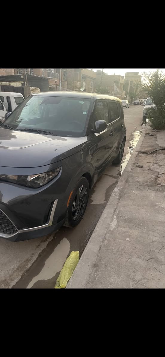 السلام عليكم 
كيا صول ٢٠٢٣ وارد امريكي بدون رقم فحص مؤقت بغداد حادثها بنيد  و ايرباك ستيرن فقط ماشيه ٧٢ ميل السياره نص فول السعر ١٤٠ وبيهه مجال للشراي العنوان بغداد المشتل 
للاستفسار الاتصال ع الرقم ***********
