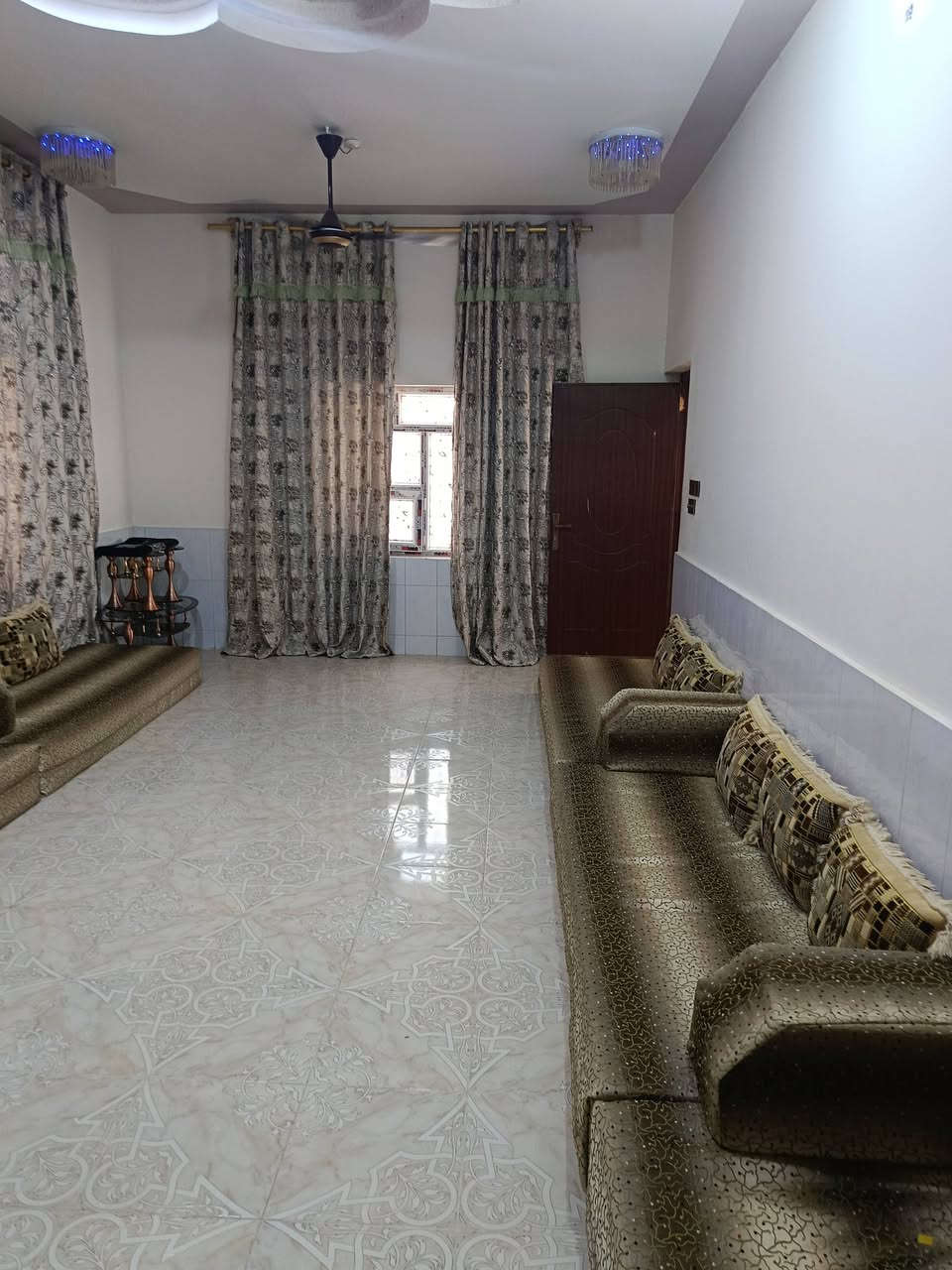 من رخصة الادمن المحترم 
دار سكن للبيع كاملة تحتوي على ثلاث غرف نوم وغرفة استقبال وهول وصاله كبيره ومطبخ وحمامات داخلية وخارجية وبيتونه كبيره مساحة البيت 800 متر الموقع حي الدره قريب على مولدة حي الدره داخل حدود بلدية القائم مؤهله لرفع معاملة طابو السعر المطلوب 65 مليون قابل للتفاوض للاستفسار يرجى الاتصال على الرقم *********** ابو عمار
