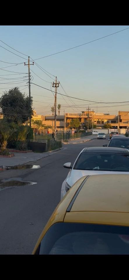 السلام عليكم دار مع مشتمل    للبيع المشتمل يحتوي على غرفة نوم وصالة وحمام ومطبخ وترك عدد2
   المكان.الخارجية مقابل الملعب وقرب المنتزه

البيت يحتوي على 3 غرف نوم وحدة جوة واثنين فوك واربع حمامات ومطبخ وصالة وترك   المساحة الكلية 200 متر واجه 8 نزال 25  البيت بإسمي

للاستفسار:***********
