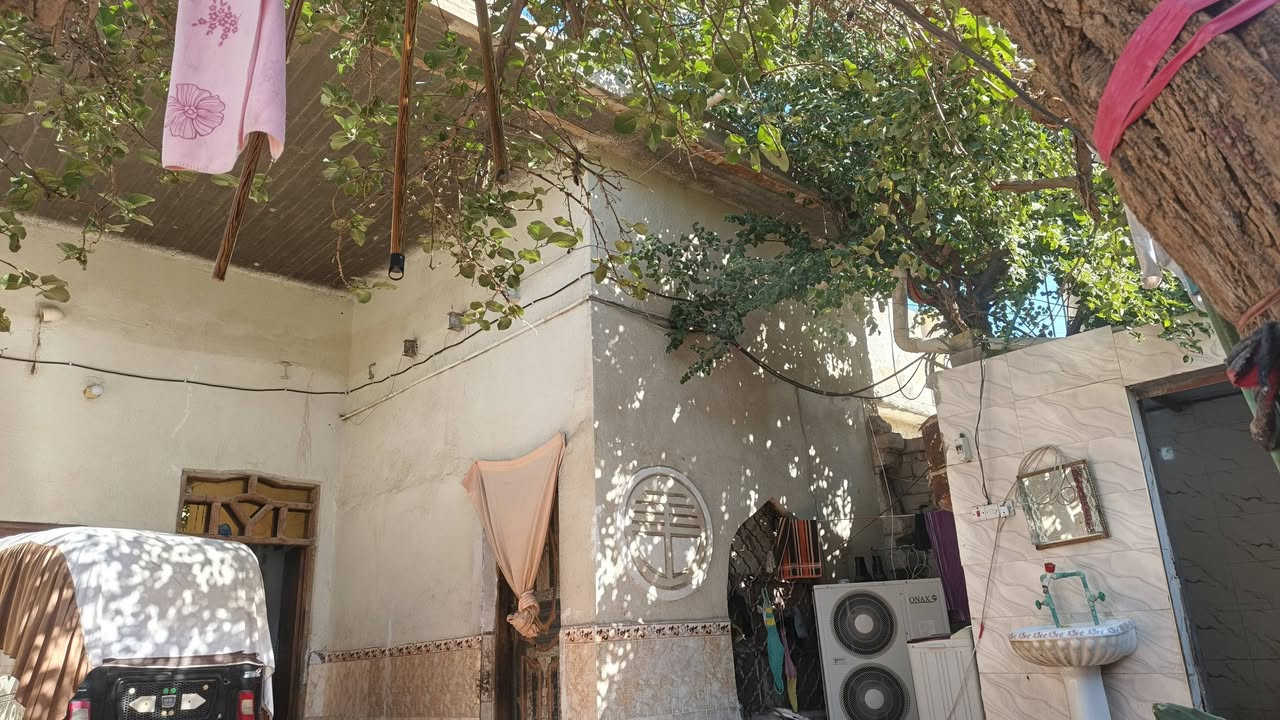 بيت للبيع طابقين طابو صرف مساحه ٢٠٠ يحتوي عله ٥غرف +موزع فوك وموزع جوة وهول ودوانيه ٨متر العنوان القرنه حي الجمعه شارع مدرست البينه والمدرسه الدوليه للستفسار ***********
