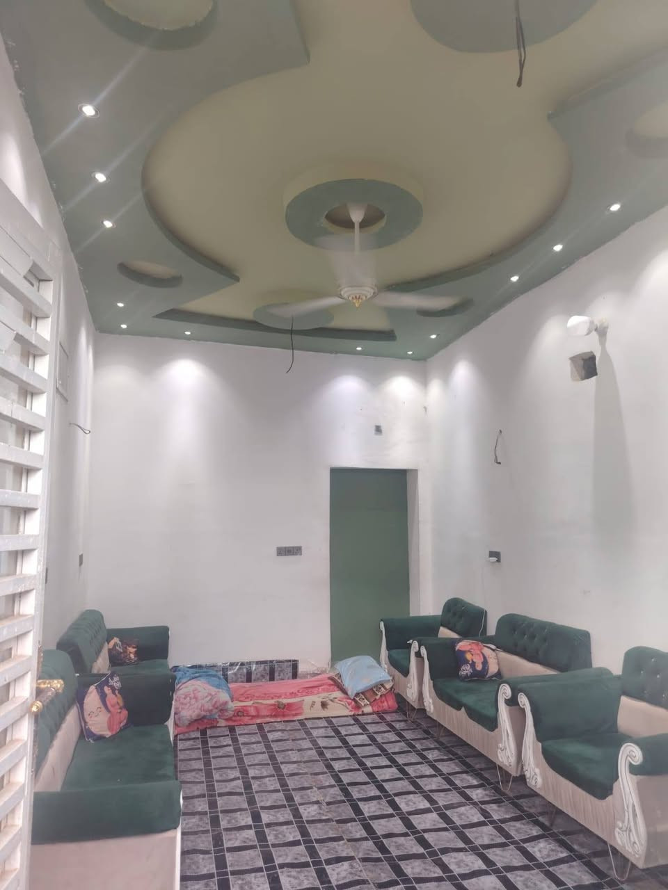 عندي بيت للبيع طويريج ام الهوى الجديدة المساحة ١٠٠متر طابقين الرقم*********** طابو صرف على الشارع درجة أولى كافة الخدمات
