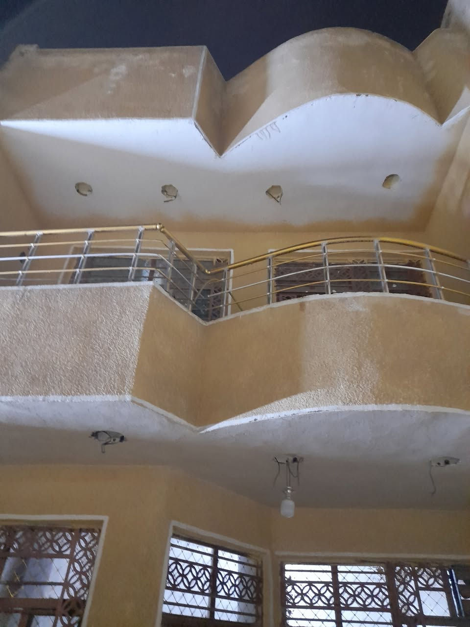 السلام عليكم 
يوجد دار للبيع مساحته ١٢٠متر يحتوي على ٣ طوابق بناء حديث سنه ٢٠٢٢ واجهه ٦ _نزال ٢٠
العنوان: الشعب_سوق شلال_ الفلكه الثانيه_ محله٣٣٥_ زقاق١٧_دار٣
للتواصل او الاستفسار الاتصال بالرقم: ***********
