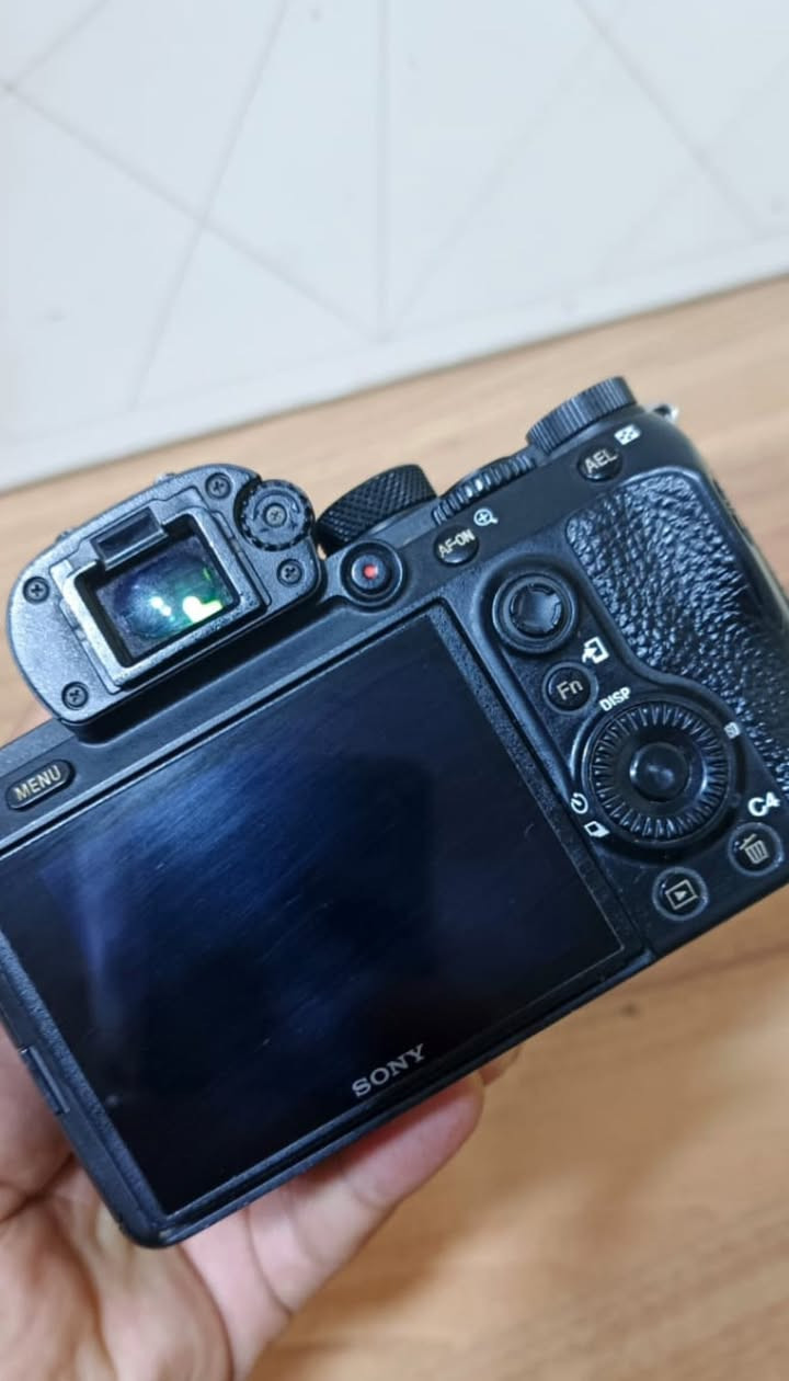 كاميرا سوني a7lll مع عدسه 24-70 نضافة البدي 70‎%‎ نضافة السنسر 90‎%‎ الشتر مالها اقل ال 15k مستعملها ب الريلز وتصوير الفيديو 
واتساب ***********
