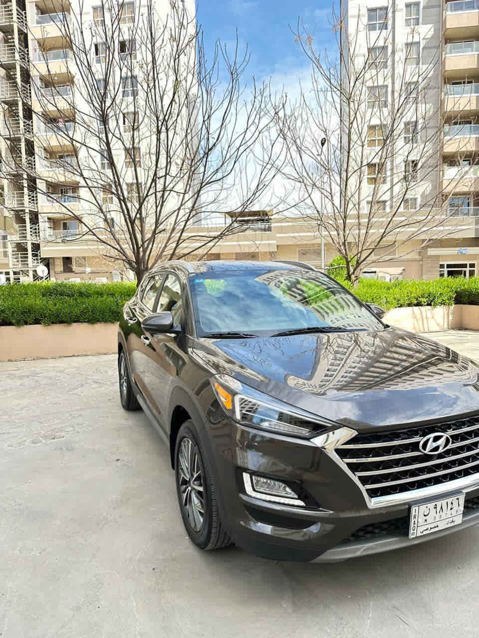 السلام عليكم هيونداي توسان 2020 للبيع فقط السعر 175 بيها مجال بسيط وارد امريكي طختها بسيطه برفاهيه المواصفات اللون الجوزي الميتاليك مطعم بالتيتانيوم🏴‍☠️🖤
(على وضع الشركة  وياها طبعا
 بصمات عدد 2 
المواصفات ✨✨
_كاميرات محيطيه عدد 4 📹
_ وفتح لمس
* نظام صوتي فاخر من انفنتي ودمام وشحن وايرليس 
* مكيف هواء أوتوماتيكي مزدوج المناطق.
_رادارات درجه الكترونيه وتلقائية 📡🔕🎥
-  نظام الحمايه العام🚨 🆘
- نظام كار بلي واندرويد اوتو الجديد
-كشنات 💺ملكي الجلد الاسود الفاخر 🤍مع تحكمات كهربائية للكشنات مع التدفئة بالكشنات 
-بصمة لمس صندوك كهرباء وفتح وغلق عبر البصمه
– سيارة رياضية رزانه واقتصادية جداً دفع أمامي قياسي،
-نظام التوجيه الذكي عبر صوت السائق وقيادة ذاتية واتو هولد 
أنظمة الأمان
* نظام مساعد تفادي الاصطدام الأمامي.
* نظام البقاء في المسار.
* نظام مراقبة النقطة العمياء.
* تنبيه حركة المرور الخلفية والاماميه والجانبية
* مثبت سرعة ذكي متكيف بالنظام الجديد 
* نظام مراقبة انتباه السائق 
* ملاحظة بعد هوااااااي مواصفات مذكرتها
ضرر السيارة / قطعتين جاملغ وباب فقط طخه بسيطه جداً
ارضيات كتلوكات سبير عدة ( كلهن بعدهن شركه ممفتوحات) 
– لايتات امامي عدسات ليد ابيض وخلفي لدات بلادي شركة مع حاجب نهاري 
 – مرآة وسطية تعتم الضوء 
 قطعتين تبريد امامي وخلفي مكان السيارة بغداد الدورة رقم الهاتف *********** السعر 175 بيها مجال بسيط
