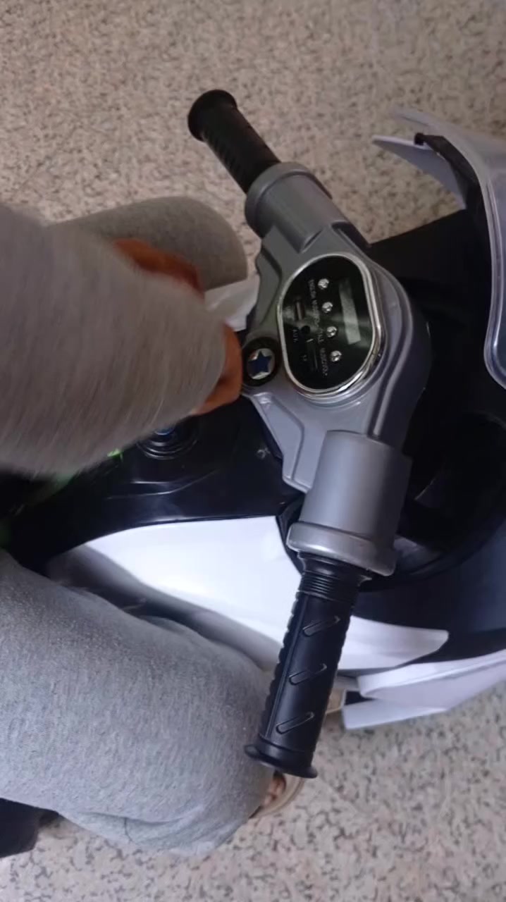 سلام عليكم عندي دراجة اطفال شحن للبيع شرط النظافة مستعملة  يومين فقط  للأستفسار الاتصال على الرقم ***********
