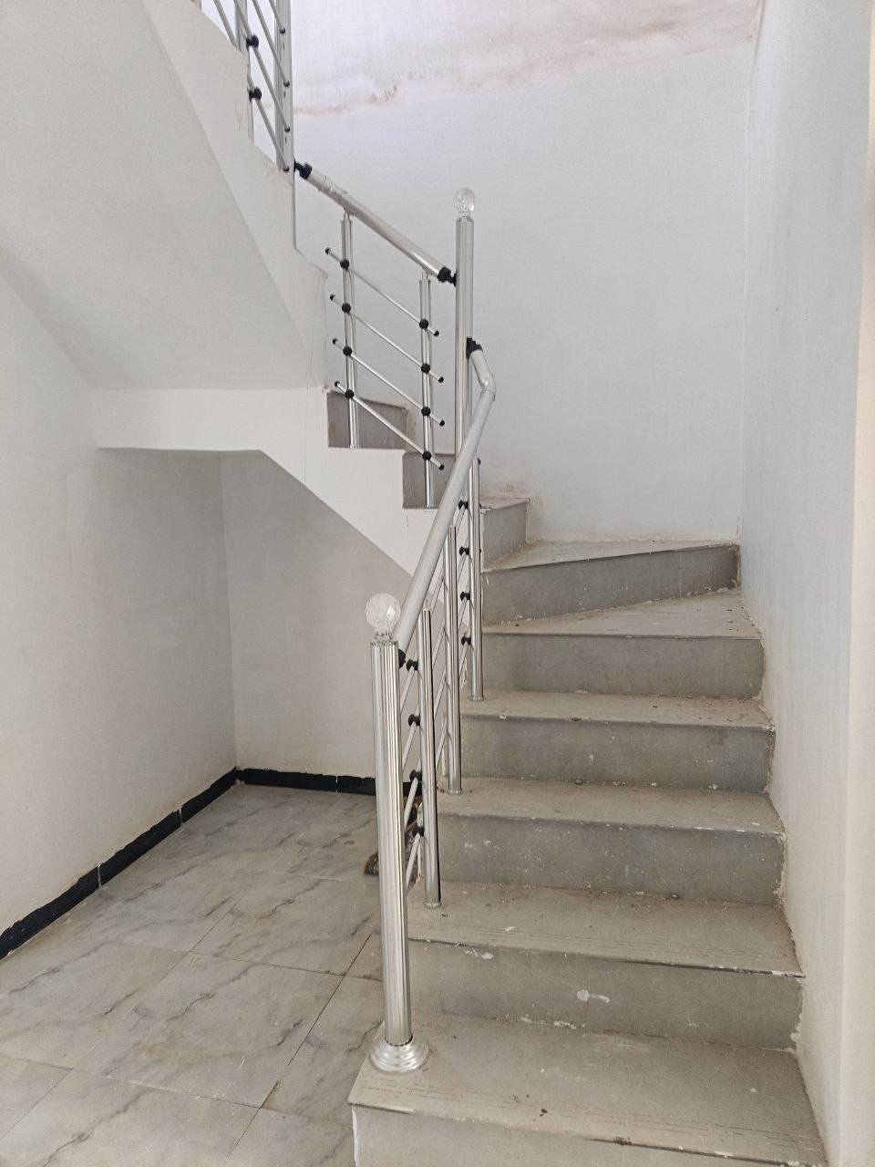 السلام عليكم
دار 137متر للبيع الاساس صب بناء طابوق نهروان السقف صب 
يحتوي على غرفتين وصاله ومطبخ واستقبال وحمام داخلي وخارجي
العنوان: النجف الاشرف /شارع علكم الشبلي من جه شارع المطار القديم ثاني بيت عن الشارع
السعر (55)مليون وبي مجال
للاستفسار ***********
***********
