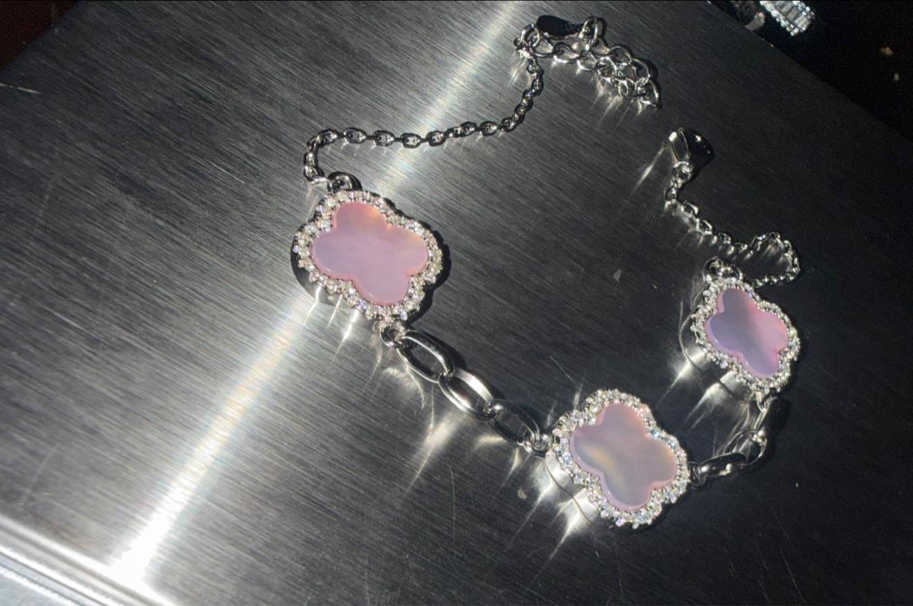 السلام عليكم… لدينا اساور مميزة فان  كليف صدفي وردي  و سوار تنس  فضة جديد عيار 925
مختوم و مطلي براديوم يحافظ على لمعته 
يمكنكم التواصل على رقم الواتساب او الدايركت 
***********
