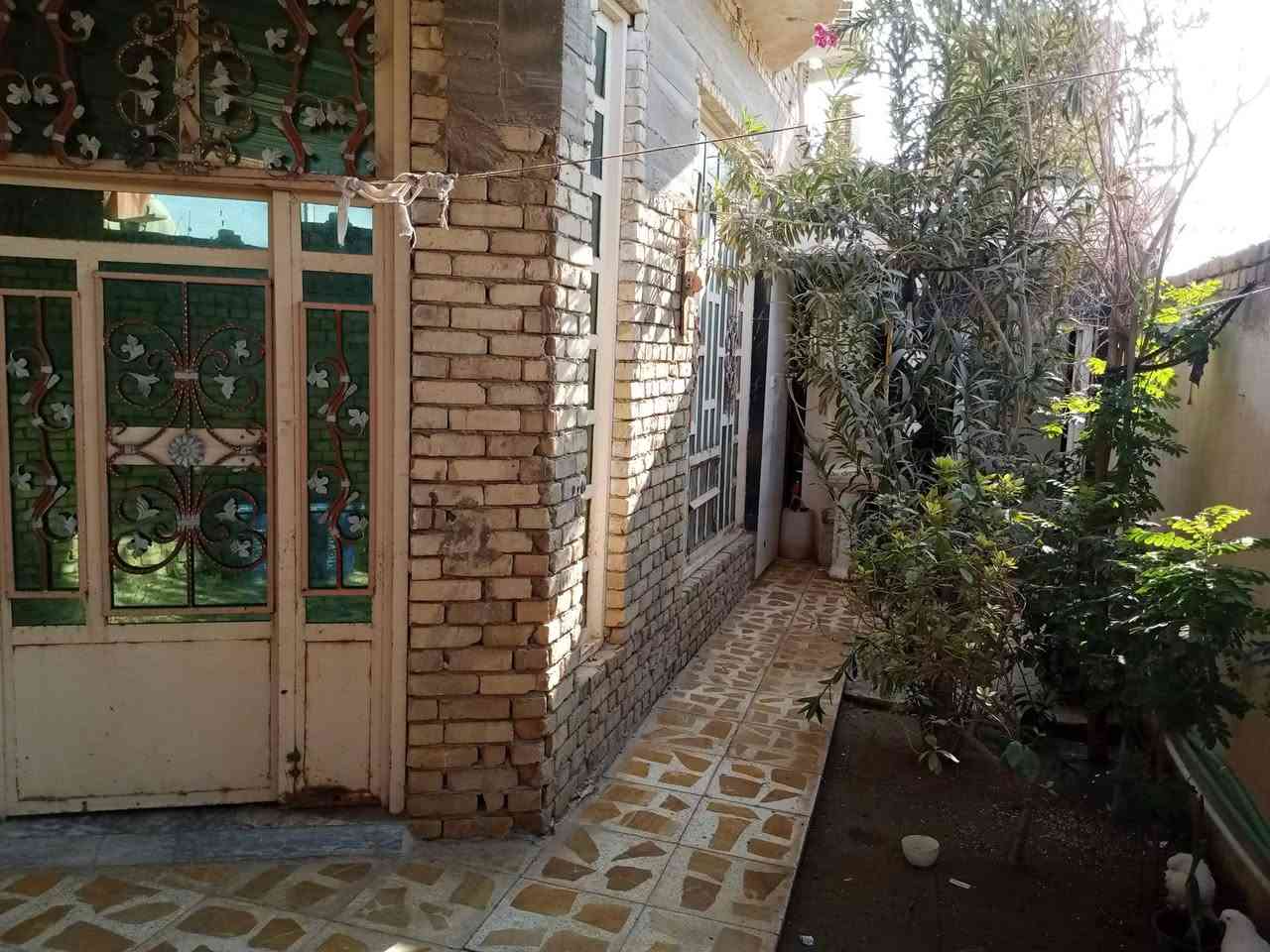 السلام عليكم
اعـيد النشـر بسبب الـضروف 
دار للبيع طابو صرف  المكان حي الامام الرضا شارع طالب سعود
مساحه ٢٠٠ متر يتكون من طابقين 
الطابق الاول صب كونكريت
استقبال+.صاله.+غرفه+ مطبخ حار + مطبخ بارد . مجمع صحيات داخلي وخارجي . 
الطابق الثاني عكاده 
صاله + غرفتين 
السعر خاص  اتصال ع الرقم مستـعجل على بيعته
***********
