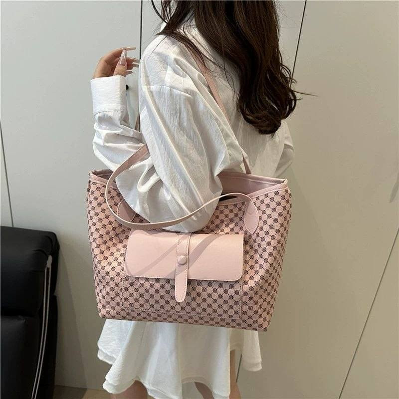 توت باك كيوت ✨
جودة عالية وموديل عصري نازك ❤️
الحجم:
القياس 39x27Cm
مناسب لـ:  الموظفات،  الاستخدام اليومي، الطالبات ، الماميات  

السعر: 75 فقط ✅ 🔥🔥

الدرزن يحتوي على 12 قطعة
اقل طلب نص درزن


**إذا كنت صاحب هذا الإعلان وتريد حذفه لأي سبب، رجاءا أرسل رسالة إلى الدعم الفني**