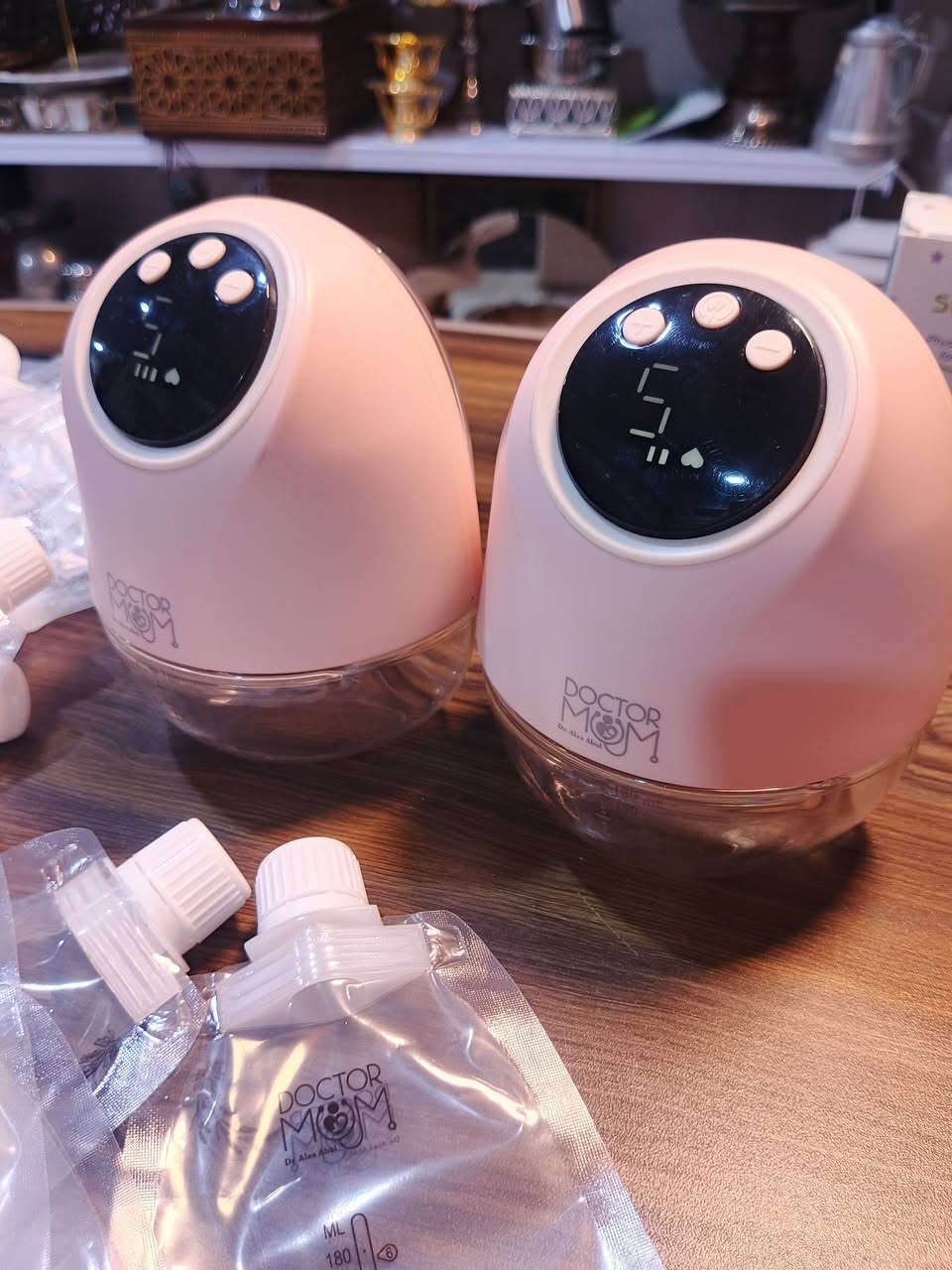 هذا المنتج هو مضخة ثدي كهربائية محمولة وقابلة للارتداء من العلامة التجارية Doctor Mom.
تصميم مدمج: مضخات لاسلكية تُلبس داخل حمالة الصدر لحرية الحركة. 

أوضاع متعددة: تحتوي على أوضاع مختلفة للتحفيز والشفط لتناسب تفضيلاتك. 

شاشة رقمية: توفر شاشة للتحكم في السرعات والإعدادات. 

سعة التخزين: تأتي مع أكياس أو حاويات لتخزين الحليب بسعة تصل إلى حوالي 160 مل.


**إذا كنت صاحب هذا الإعلان وتريد حذفه لأي سبب، رجاءا أرسل رسالة إلى الدعم الفني**
