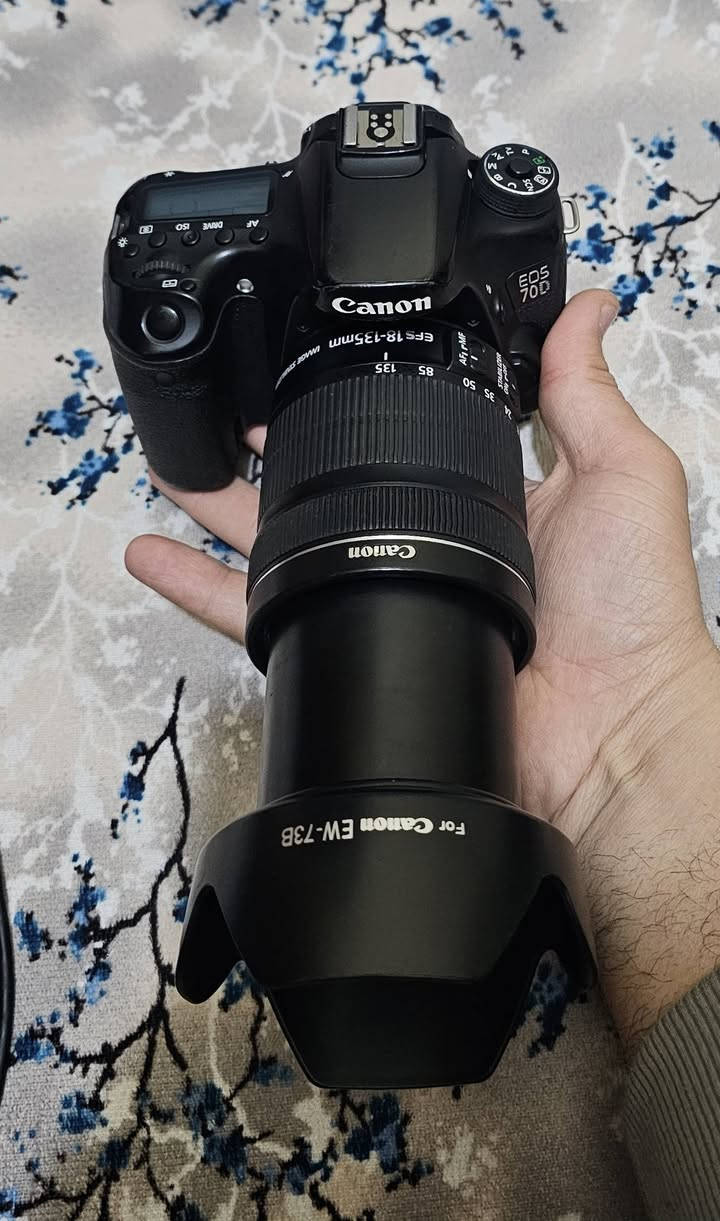 السلام عليكم 
كامرا 70D مع عدسه 18 135 
الملحقات بطاريه وشاحنه وحزام كتف والهود 
نضافه مثل ما موضح السعر ٤٥٠ نضافه مقارنه بالسعر كلش زين 
مكاني نجف وتوصيل موجود ***********
